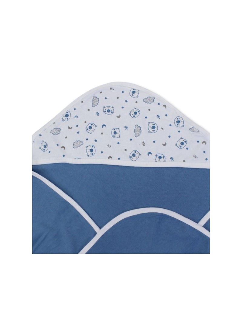 بيرسو بطانية أطفال قطنية – لون أبيض كريمي وأزرق نيلي بنقشة "دب لطيف" - Image 3